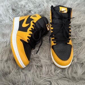 Jordan Retro 1 High Top Kids Sneakers in Black and Yellow (NO BOX)